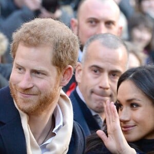 Le prince Harry et Meghan Markle (en manteau Mackage) à Nottingham le 1er décembre 2017, leur premier engagement officiel en couple après l'annonce de leurs fiançailles. Au programme, une visite de la journée contre le sida du Terrence Higgins Trust et de la Nottingham Academy qui aide des jeunes de 3 à 19 ans.