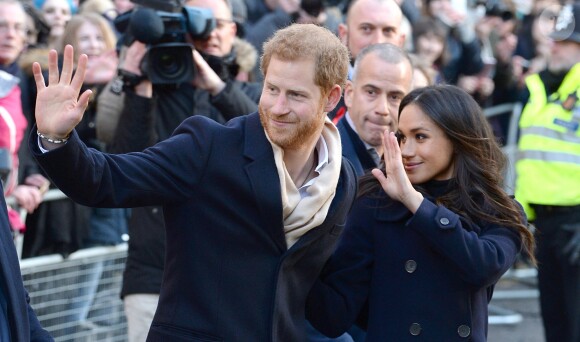 Le prince Harry et Meghan Markle (en manteau Mackage) à Nottingham le 1er décembre 2017, leur premier engagement officiel en couple après l'annonce de leurs fiançailles. Au programme, une visite de la journée contre le sida du Terrence Higgins Trust et de la Nottingham Academy qui aide des jeunes de 3 à 19 ans.