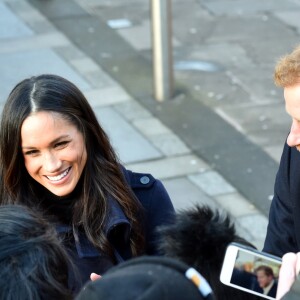 Le prince Harry et Meghan Markle (en manteau Mackage) à Nottingham le 1er décembre 2017, leur premier engagement officiel en couple après l'annonce de leurs fiançailles. Au programme, une visite de la journée contre le sida du Terrence Higgins Trust et de la Nottingham Academy qui aide des jeunes de 3 à 19 ans.