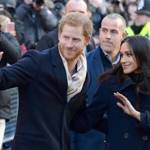 Le prince Harry et Meghan Markle (en manteau Mackage) à Nottingham le 1er décembre 2017, leur premier engagement officiel en couple après l'annonce de leurs fiançailles. Au programme, une visite de la journée contre le sida du Terrence Higgins Trust et de la Nottingham Academy qui aide des jeunes de 3 à 19 ans.