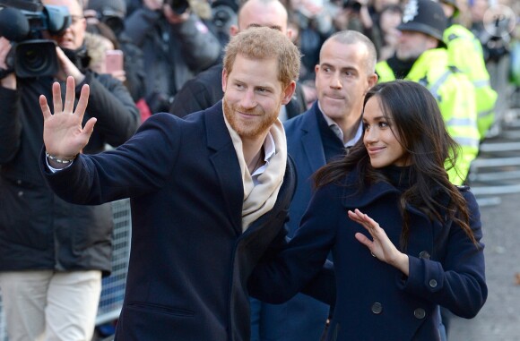 Le prince Harry et Meghan Markle (en manteau Mackage) à Nottingham le 1er décembre 2017, leur premier engagement officiel en couple après l'annonce de leurs fiançailles. Au programme, une visite de la journée contre le sida du Terrence Higgins Trust et de la Nottingham Academy qui aide des jeunes de 3 à 19 ans.