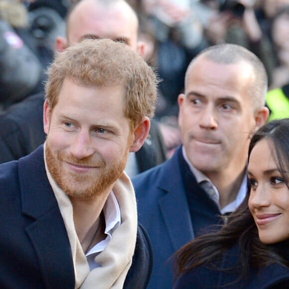 Le prince Harry et Meghan Markle (en manteau Mackage) à Nottingham le 1er décembre 2017, leur premier engagement officiel en couple après l'annonce de leurs fiançailles. Au programme, une visite de la journée contre le sida du Terrence Higgins Trust et de la Nottingham Academy qui aide des jeunes de 3 à 19 ans.