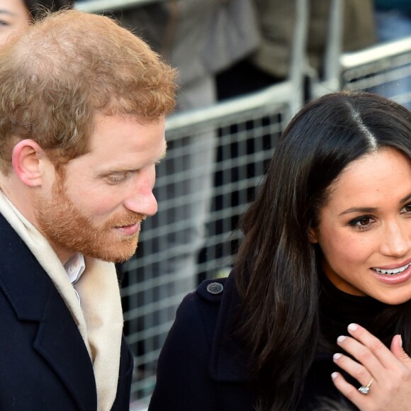 Le prince Harry et Meghan Markle (en manteau Mackage) à Nottingham le 1er décembre 2017, leur premier engagement officiel en couple après l'annonce de leurs fiançailles. Au programme, une visite de la journée contre le sida du Terrence Higgins Trust et de la Nottingham Academy qui aide des jeunes de 3 à 19 ans.