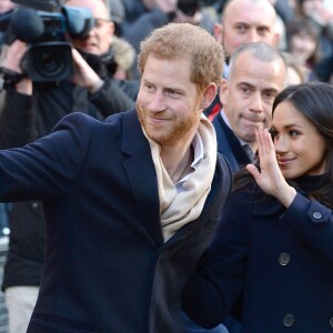 Le prince Harry et Meghan Markle (en manteau Mackage) à Nottingham le 1er décembre 2017, leur premier engagement officiel en couple après l'annonce de leurs fiançailles. Au programme, une visite de la journée contre le sida du Terrence Higgins Trust et de la Nottingham Academy qui aide des jeunes de 3 à 19 ans.