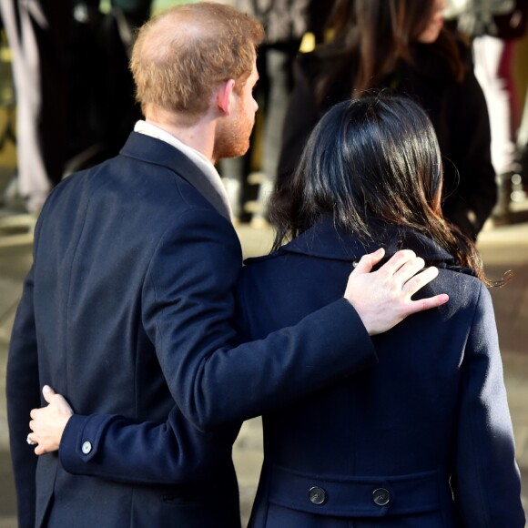 Le prince Harry et Meghan Markle (en manteau Mackage) à Nottingham le 1er décembre 2017, leur premier engagement officiel en couple après l'annonce de leurs fiançailles. Au programme, une visite de la journée contre le sida du Terrence Higgins Trust et de la Nottingham Academy qui aide des jeunes de 3 à 19 ans.