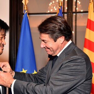 Exclusif - Christian Estrosi, à droite, le maire de Nice, a remis à Keisuke Matsushima, le chef de cuisine japonais installé à Nice, les Insignes de Chevalier de l'Ordre du Mérite Agricole à la mairie de Nice, le 30 novembre 2017. Né au Japon en 1977, Keisuke Matsushima arrive en France à l'âge de 20 ans, avec la volonté d'ouvrir son restaurant de gastronomie française. Après plusieurs expériences auprès de grands chefs, il tombe amoureux de Nice et y ouvre en 2002 son premier restaurant. Nice se révèle être un carrefour culinaire indéniable, lui permettant de travailler des produits d'une diversité et d'une qualité exceptionnelles. Le chef partage à présent son temps entre la Côte d'Azur et Tokyo, où il a ouvert le "Restaurant I" et le « Café Nice Matin » qui fait la part belle aux spécialités culinaires françaises et niçoises.