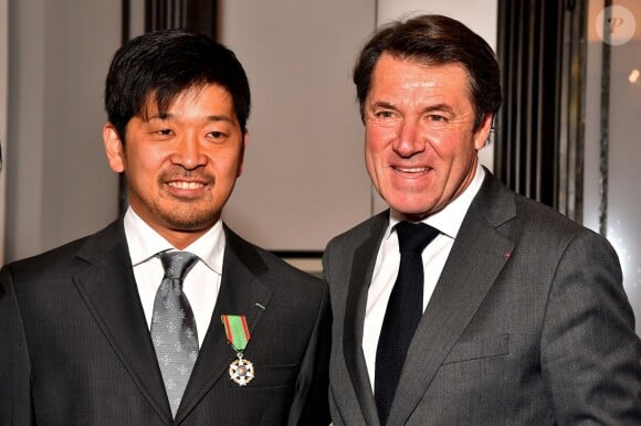 Exclusif - Christian Estrosi, à droite, le maire de Nice, a remis à Keisuke Matsushima, le chef de cuisine japonais installé à Nice, les Insignes de Chevalier de l'Ordre du Mérite Agricole à la mairie de Nice, le 30 novembre 2017. Né au Japon en 1977, Keisuke Matsushima arrive en France à l'âge de 20 ans, avec la volonté d'ouvrir son restaurant de gastronomie française. Après plusieurs expériences auprès de grands chefs, il tombe amoureux de Nice et y ouvre en 2002 son premier restaurant. Nice se révèle être un carrefour culinaire indéniable, lui permettant de travailler des produits d'une diversité et d'une qualité exceptionnelles. Le chef partage à présent son temps entre la Côte d'Azur et Tokyo, où il a ouvert le "Restaurant I" et le « Café Nice Matin » qui fait la part belle aux spécialités culinaires françaises et niçoises.