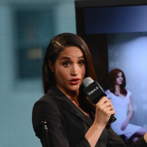 Meghan Markle évoquant en mars 2016 à New York dans les locaux d'AOL son rôle de Rachel Zane dans la série Suits.