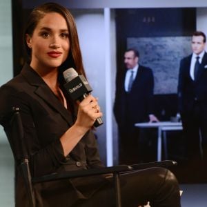 Meghan Markle évoquant en mars 2016 à New York dans les locaux d'AOL son rôle de Rachel Zane dans la série Suits.