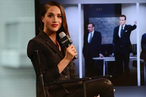 Meghan Markle évoquant en mars 2016 à New York dans les locaux d'AOL son rôle de Rachel Zane dans la série Suits.