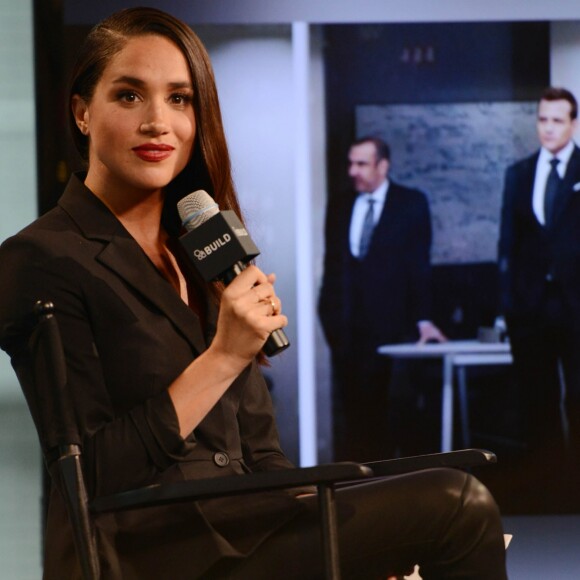 Meghan Markle évoquant en mars 2016 à New York dans les locaux d'AOL son rôle de Rachel Zane dans la série Suits.