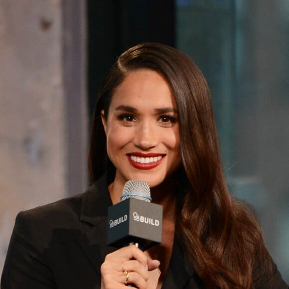 Meghan Markle évoquant en mars 2016 à New York dans les locaux d'AOL son rôle de Rachel Zane dans la série Suits.