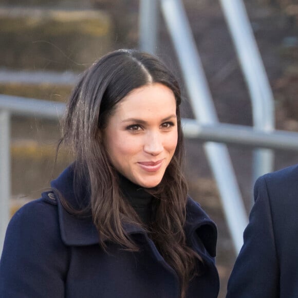 Meghan Markle, qui accompagnait son fiancé le prince Harry en engagement officiel à Nottingham le 1er décembre 2017 pour la première fois suite à l'annonce de leurs fiançailles, a fait sensation avec son sac à main de la marque écossaise Strathberry. Vendu un peu plus de 500 euros, il a été en rupture de stock en quelques minutes.