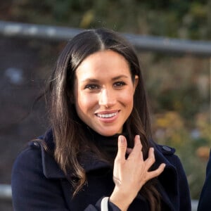 Meghan Markle, qui accompagnait son fiancé le prince Harry en engagement officiel à Nottingham le 1er décembre 2017 pour la première fois suite à l'annonce de leurs fiançailles, a fait sensation avec son sac à main de la marque écossaise Strathberry. Vendu un peu plus de 500 euros, il a été en rupture de stock en quelques minutes.