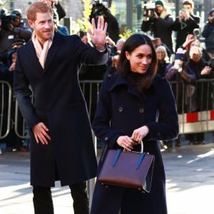 Meghan Markle, qui accompagnait son fiancé le prince Harry en engagement officiel à Nottingham le 1er décembre 2017 pour la première fois suite à l'annonce de leurs fiançailles, a fait sensation avec son sac à main de la marque écossaise Strathberry. Vendu un peu plus de 500 euros, il a été en rupture de stock en quelques minutes.