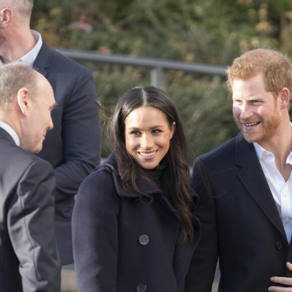 Meghan Markle, qui accompagnait son fiancé le prince Harry en engagement officiel à Nottingham le 1er décembre 2017 pour la première fois suite à l'annonce de leurs fiançailles, a fait sensation avec son sac à main de la marque écossaise Strathberry. Vendu un peu plus de 500 euros, il a été en rupture de stock en quelques minutes.