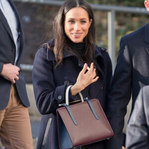 Meghan Markle, qui accompagnait son fiancé le prince Harry en engagement officiel à Nottingham le 1er décembre 2017 pour la première fois suite à l'annonce de leurs fiançailles, a fait sensation avec son sac à main de la marque écossaise Strathberry. Vendu un peu plus de 500 euros, il a été en rupture de stock en quelques minutes.