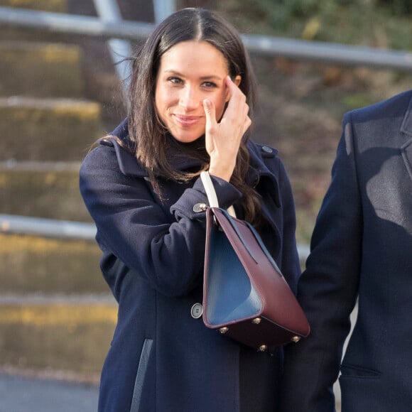 Meghan Markle, qui accompagnait son fiancé le prince Harry en engagement officiel à Nottingham le 1er décembre 2017 pour la première fois suite à l'annonce de leurs fiançailles, a fait sensation avec son sac à main de la marque écossaise Strathberry. Vendu un peu plus de 500 euros, il a été en rupture de stock en quelques minutes.