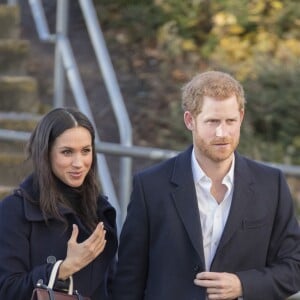 Meghan Markle, qui accompagnait son fiancé le prince Harry en engagement officiel à Nottingham le 1er décembre 2017 pour la première fois suite à l'annonce de leurs fiançailles, a fait sensation avec son sac à main de la marque écossaise Strathberry. Vendu un peu plus de 500 euros, il a été en rupture de stock en quelques minutes.