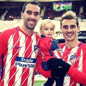 Antoine Griezmann montre pour la toute première le vsaige de sa fille Mia, sur Instagram, le 2 décembre 2017.