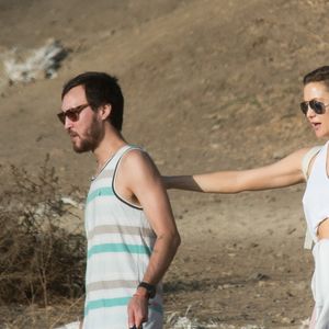 Kate Hudson et son compagnon Danny Fujikawa se promènent à Los Angeles le 3 décembre 2017.