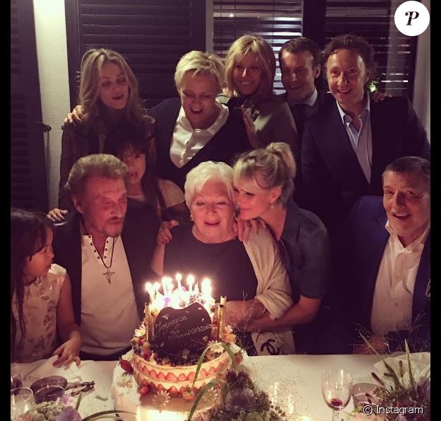 Line Renaud fête son anniversaire avec ses amis stars (Vanessa Paradis, Johnny et Laeticia Hallyday, Emmanuel Macron...), le 5 juillet 2016
