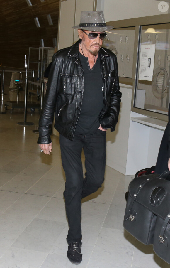 Johnny Hallyday à l'aéroport Roissy Charles de Gaulle le 11 janvier 2016, avant de reprendre sa tournée le 22 janvier à Montpellier