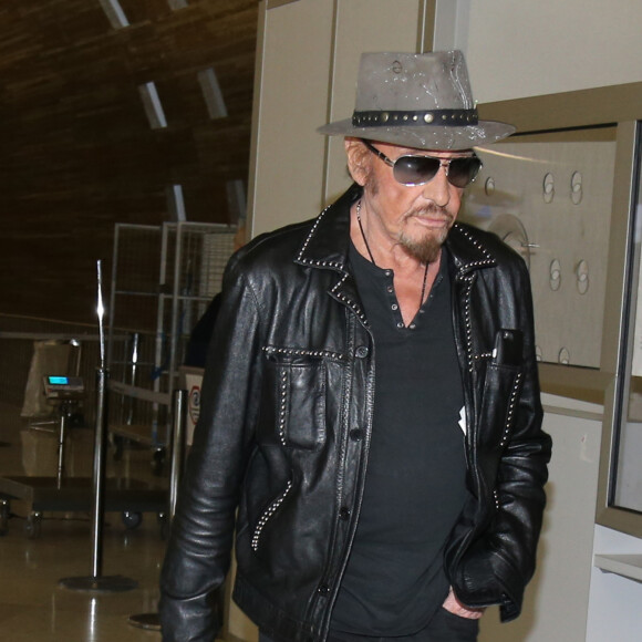 Johnny Hallyday à l'aéroport Roissy Charles de Gaulle le 11 janvier 2016, avant de reprendre sa tournée le 22 janvier à Montpellier