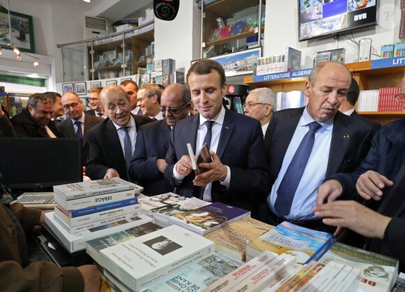 Le président Emmanuel Macron visite la librairie du Tiers Monde lors de son déplacement à Alger le 6 décembre 2017.