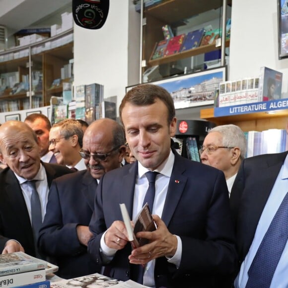 Le président Emmanuel Macron visite la librairie du Tiers Monde lors de son déplacement à Alger le 6 décembre 2017.