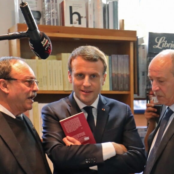 Le président Emmanuel Macron visite la librairie du Tiers Monde lors de son déplacement à Alger le 6 décembre 2017.