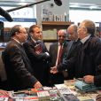 Le président Emmanuel Macron visite la librairie du Tiers Monde lors de son déplacement à Alger le 6 décembre 2017.