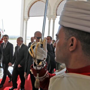 Le président Emmanuel Macron est accueilli à l'aéroport de Alger par A .Bensalah, le président du conseil de la nation le 6 décembre 2017. @ Ludovic Marin / Pool / Bestimage