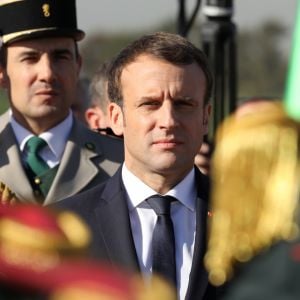 Le président Emmanuel Macron est accueilli à l'aéroport de Alger par A .Bensalah, le président du conseil de la nation le 6 décembre 2017. @ Ludovic Marin / Pool / Bestimage