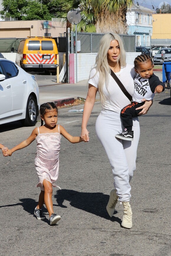 Kim Kardashian et ses enfants North et Saint West à Los Angeles, le 21 septembre 2017.