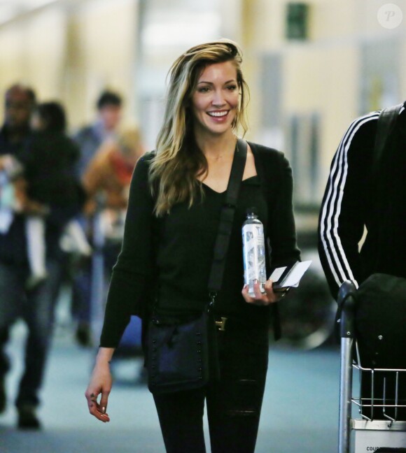 Exclusif - Katie Cassidy et un ami arrivent à l'aéroport de Vancouver, le 16 février 2017.  Exclusive - Katie Cassidy is seen departing on a flight in Vancouver. February 16th, 2017.16/02/2017 - Vancouver