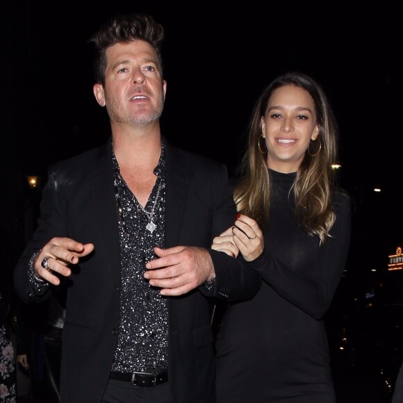 Robin Thicke et sa compagne April Love Geary, enceinte quittent la soirée d'anniversaire de Leonardo DiCaprio à Hollywood le 11 novembre 2017.  Robin Thicke and pregnant April Love Geary exit Leonardo DiCaprio's birthday party at The Highlight Room in Hollywood on november 11, 2017.11/11/2017 - Hollywood