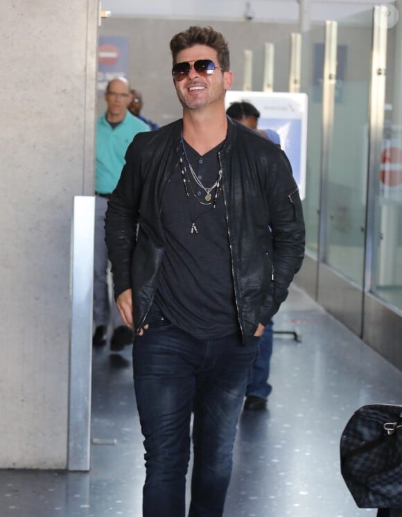 Robin Thicke arrive à l'aéroport de LAX à Los Angeles, le 15 octobre 2017.  Singer Robin Thicke was spotted smiling as he strolled to baggage claim after touching down at LAX in Los Angeles. 15th october 2017.15/10/2017 - Los Angeles