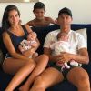 Cristiano Ronaldo pose avec ses jumeaux de deux mois, Eva et Mateo, son fils Cristiano Jr, 7 ans et sa compagne Georgina Rodriguez (enceinte). Instagram, le 27 août 2017.