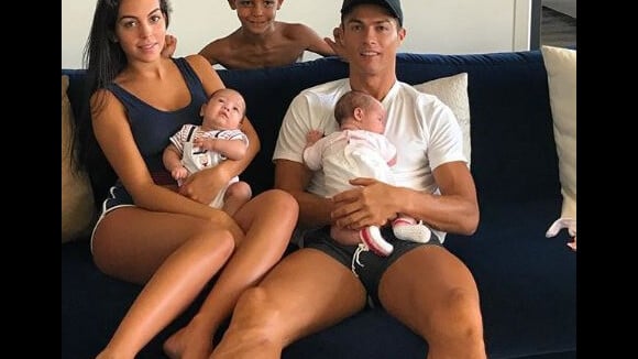 Cristiano Ronaldo pose avec ses enfants : la photo ultra craquante -  Purebreak