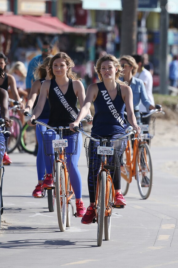 Exclusif - Héloïse Urtizbéréa (Miss Saint-Pierre-et-Miquelon 2017) et Marie-Anne Halbwachs (Miss Auvergne 2017) - Les 30 prétendantes au titre de Miss France 2018 font du roller et du vélo dans le quartier de Venice à Los Angeles, Californie, Etats-Unis, le 28 novembre 2017.