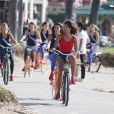 Exclusif - Mélanie Soares (Miss Bourgogne 2017) et Alicia Ayles (Miss France 2017) - Les 30 prétendantes au titre de Miss France 2018 font du roller et du vélo dans le quartier de Venice à Los Angeles, Californie, Etats-Unis, le 28 novembre 2017.