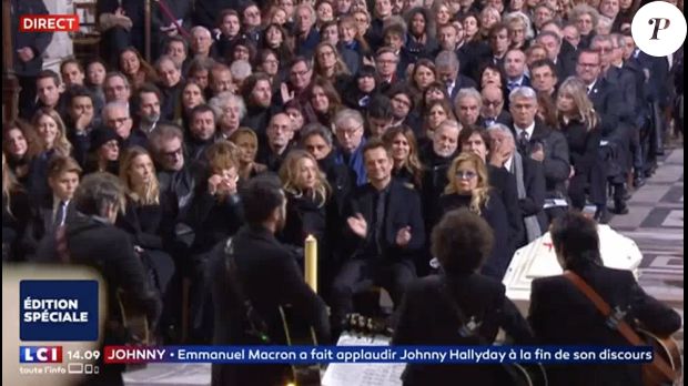 La foule applaudit la musique aux obsèques de Johnny Hallyday à Paris, le 9 septembre 2017.