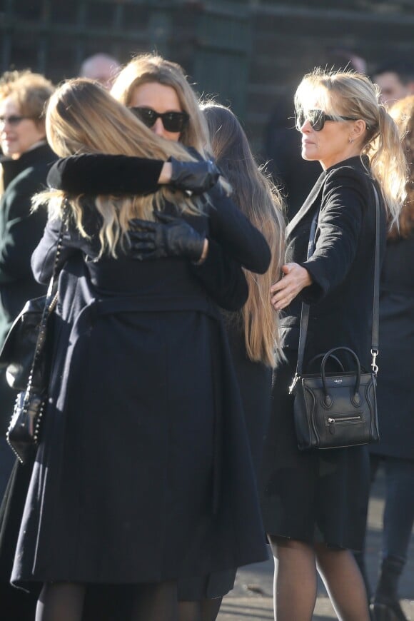 Laura Smet et Estelle Lefébure - Arrivées des personnalités en l'église de La Madeleine pour les obsèques de Johnny Hallyday à Paris. Le 9 décembre 2017.