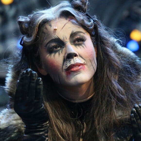 Chimène Badi et la troupe de la comédie musicale "Cats" sur la scène du théâtre Mogador à Paris, le 28 avril 2016. © Denis Guignebourg/Bestimage