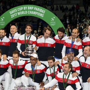 Jo-Wilfried Tsonga, Lucas Pouille, Guillaume Héroult, Jérémy Chardy, Olivier Choupeau, Jonathan Eysseric, Xavier Moreau, Jean-Jacques Poupon, Pierre-Hugues Herbert, Nicolas Mahut, Richard Gasquet, Yannick Noah, Gilles Simon, Cédric Pioline, Julien Benneteau, Loïc Courteau - L'équipe de France de tennis célèbre sa victoire contre l'équipe de tennis Belgique lors de Finale de la coupe Davis au Stade Pierre Mauroy à Villeneuve d'Ascq, France, le 26 novembre 2017. La France remporte sa 10ème coupe Davis de son histoire. © Perusseau-Veeren/Bestimage