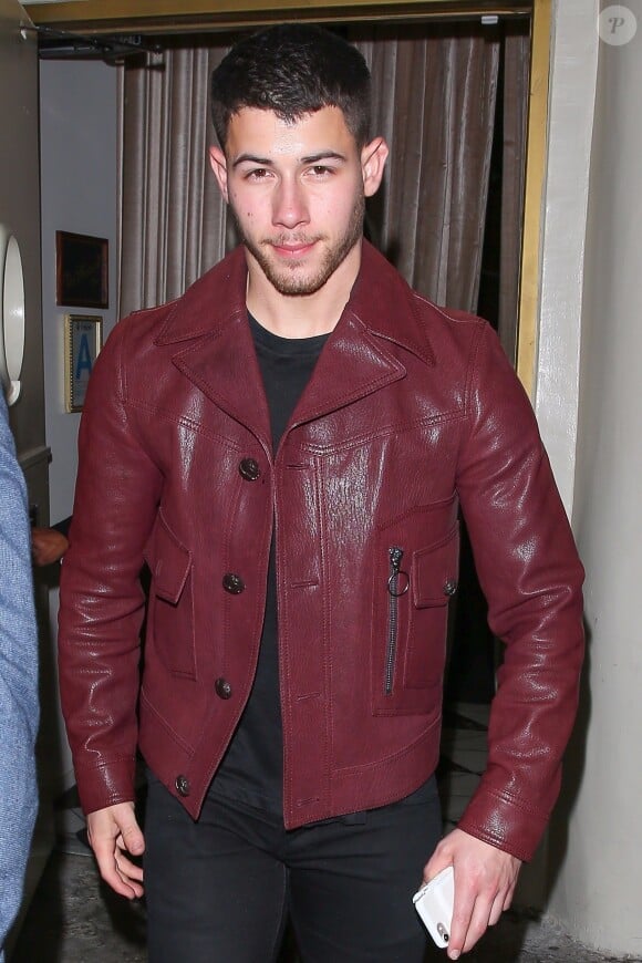 Nick Jonas quitte la Delilah à West Hollywood le 1er decembre 2017.