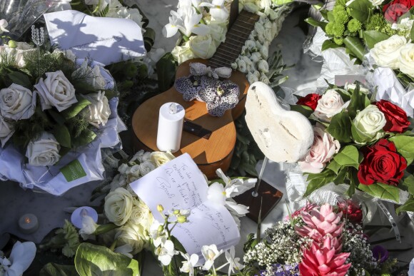 Illustration de la tombe fleurie de Johnny Hallyday au cimetière de Lorient sur l'Ile Saint-Barthélemy le 11 décembre 2017. La tombe est ornée du traditionnel coeur de Saint-Barth' en pierre pour l'éternité.