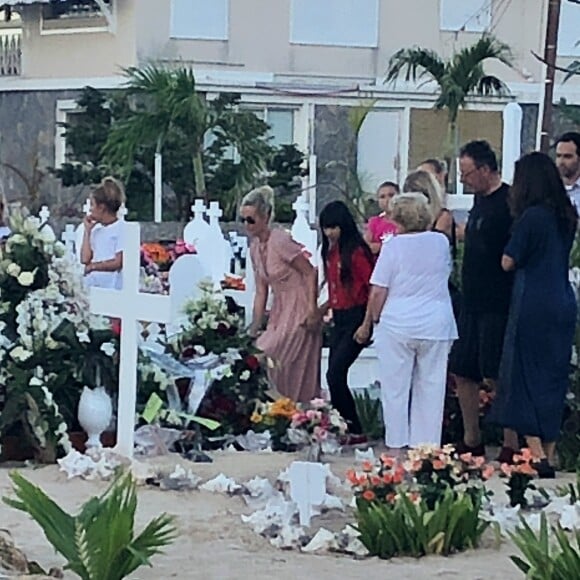 Laeticia Hallyday, ses filles Jade et Joy, Elyette Mamie rock (grand-mère de L. Hallyday), Jean Reno et sa femme Zofia se recueillent sur la tombe de Johnny Hallyday le lendemain de l'enterrement au cimetière marin de Lorient sur l'île Saint-Barthélemy, le 12 décembre 2017.