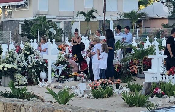Laeticia Hallyday, ses filles Jade et Joy, Elyette Mamie rock (grand-mère de L. Hallyday), Jean Reno et sa femme Zofia se recueillent sur la tombe de Johnny Hallyday le lendemain de l'enterrement au cimetière marin de Lorient sur l'île Saint-Barthélemy, le 12 décembre 2017.